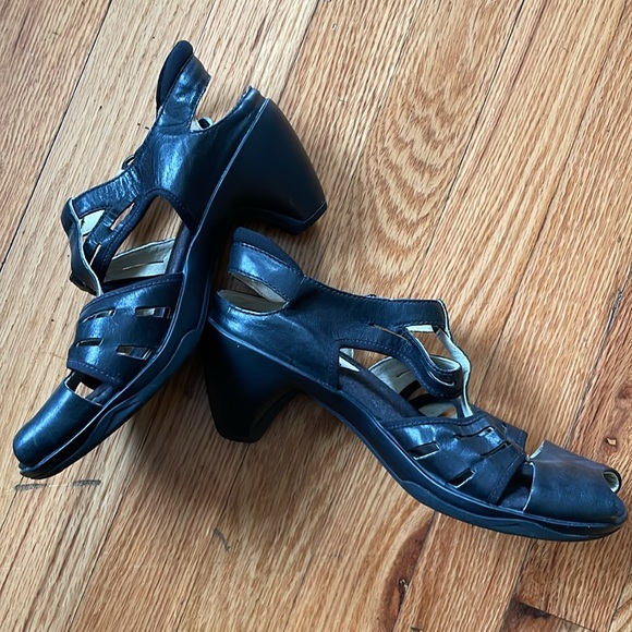 Black Merrell Heels, Size 7 - Picture 5 of 5